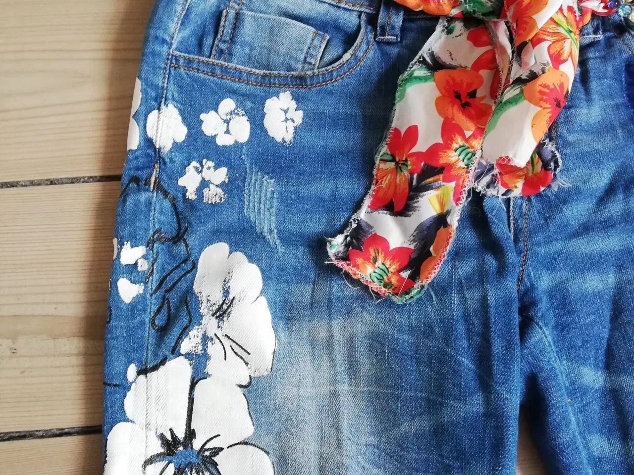 Billede 4 - Jeans med  blomster 