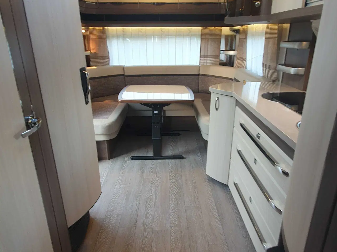 Billede 4 - Campingvogn med køjer.