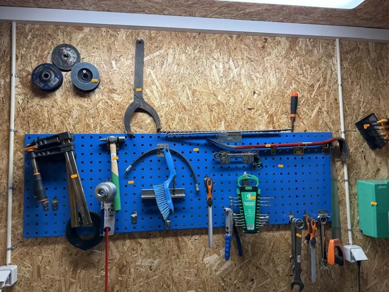 Billede 1 - Værktøjsvæg med diverse værktøj, bor m.m.