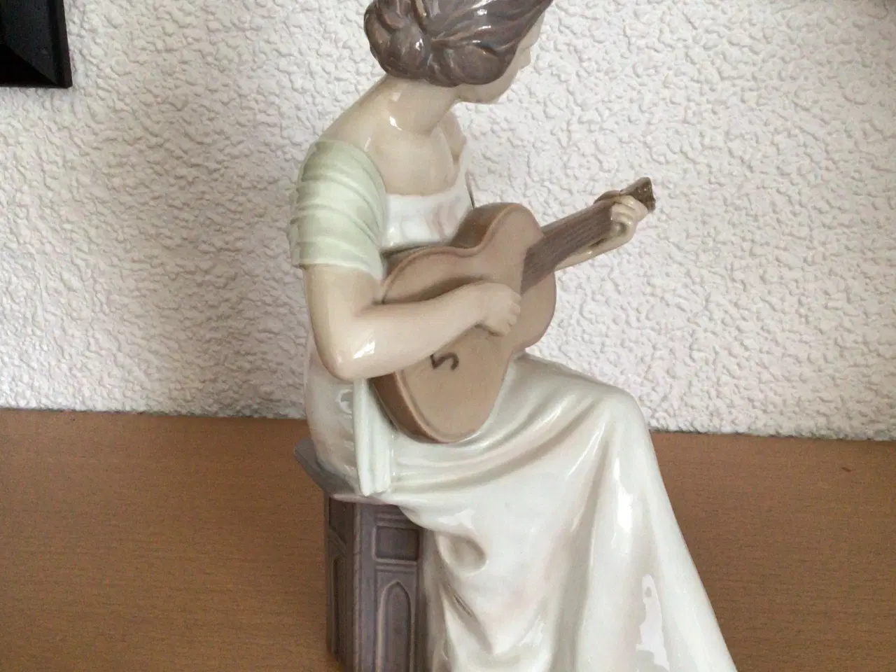 Billede 3 - Kvinde med guitar