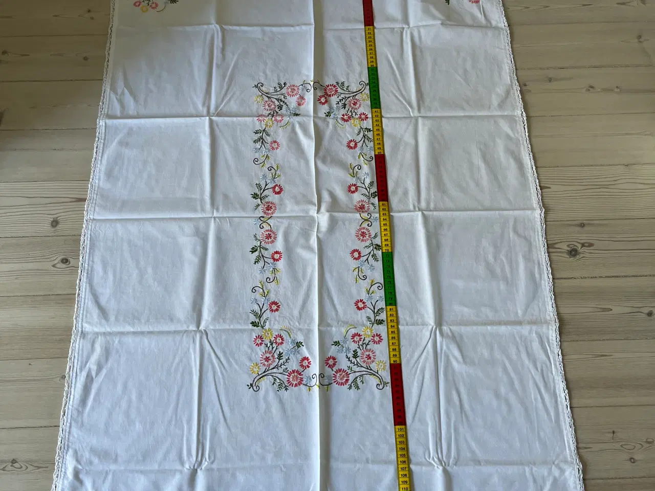 Billede 5 - Dug med broderi