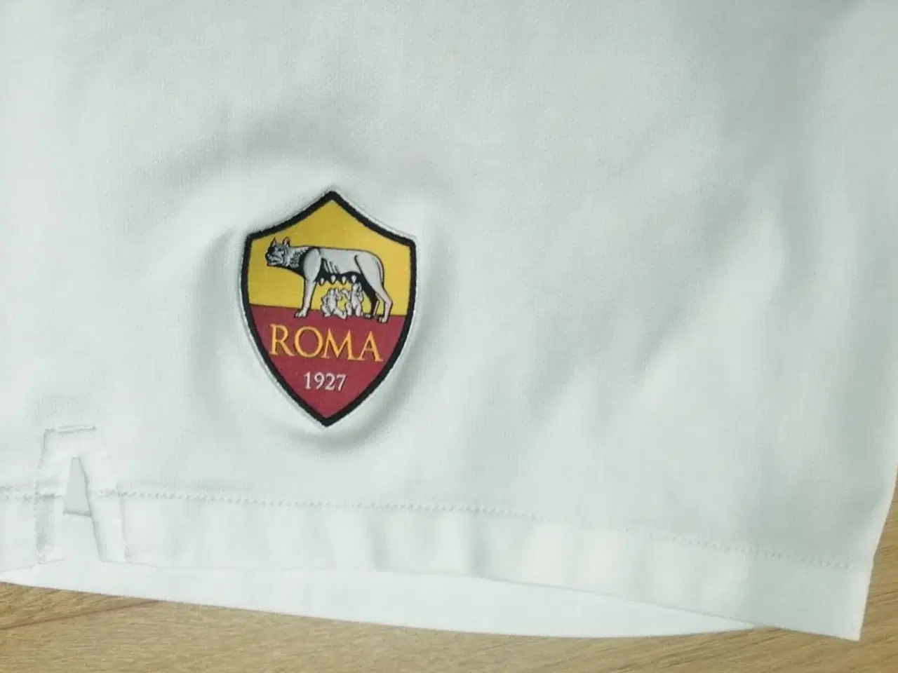 Billede 4 - A.S. ROMA SHORTS, STR. S, I FLOT STAND