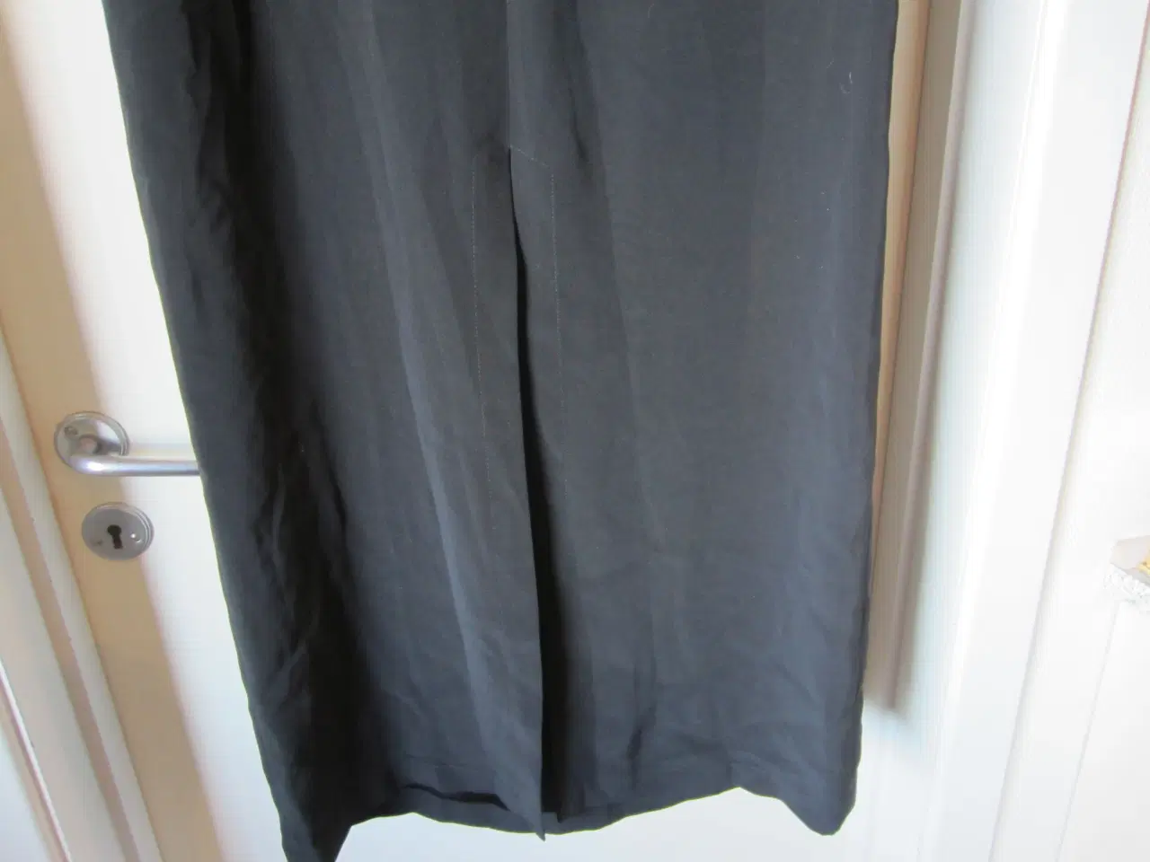 Billede 3 - Lang sort kjole i str. 36 fra In Wear