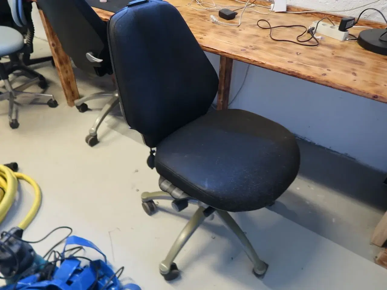 Billede 3 - Bord med indhold + stole