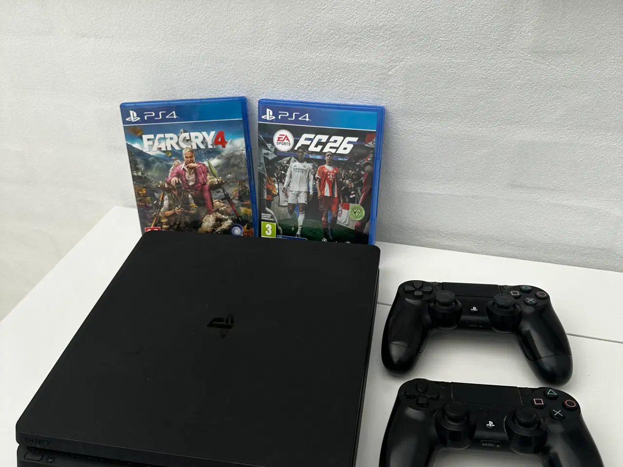 Billede 1 - Playstation 4 SLIM 1TB sæt(FC26, 2 controllere)