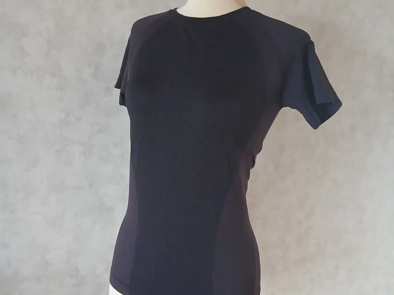 Billede 2 - Trænings T-shirt str S/M 