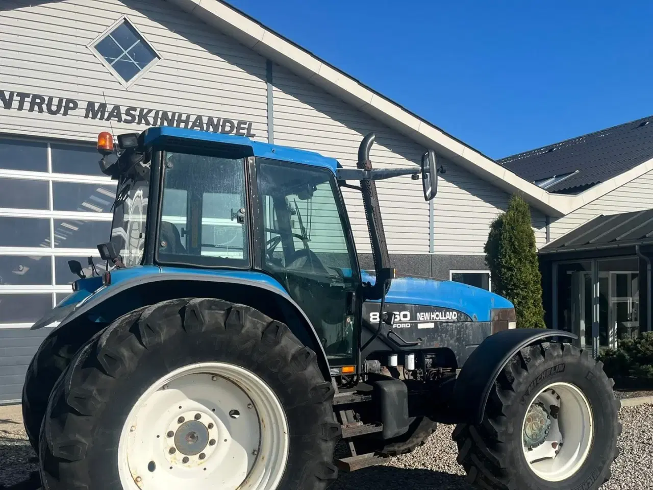 Billede 12 - New Holland 8360 med 4stk fabriksnye dæk til.  Super stærk traktor.