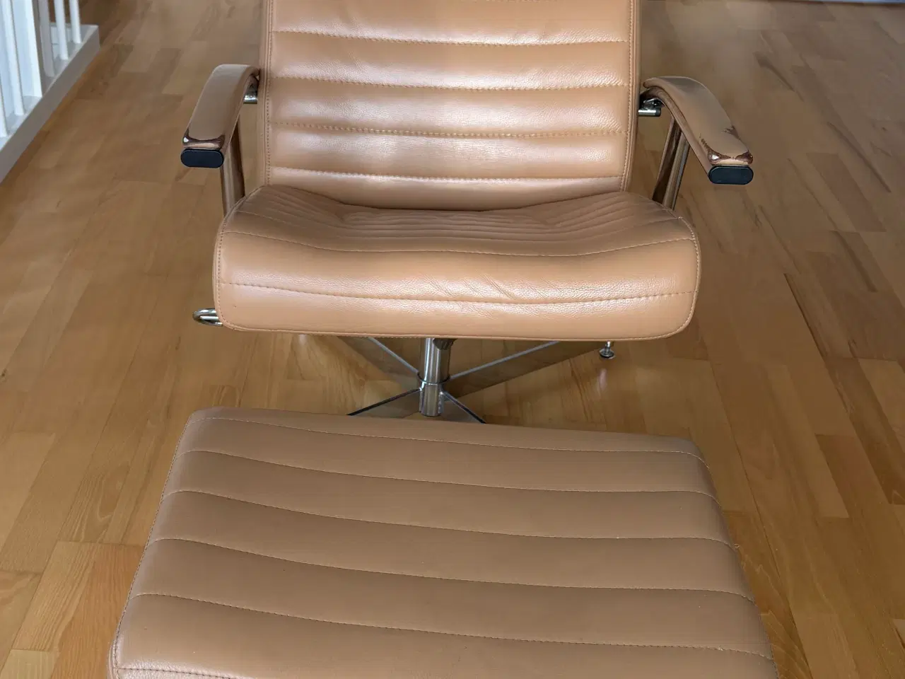 Billede 2 - Lænestol med skammel i lys brun læder