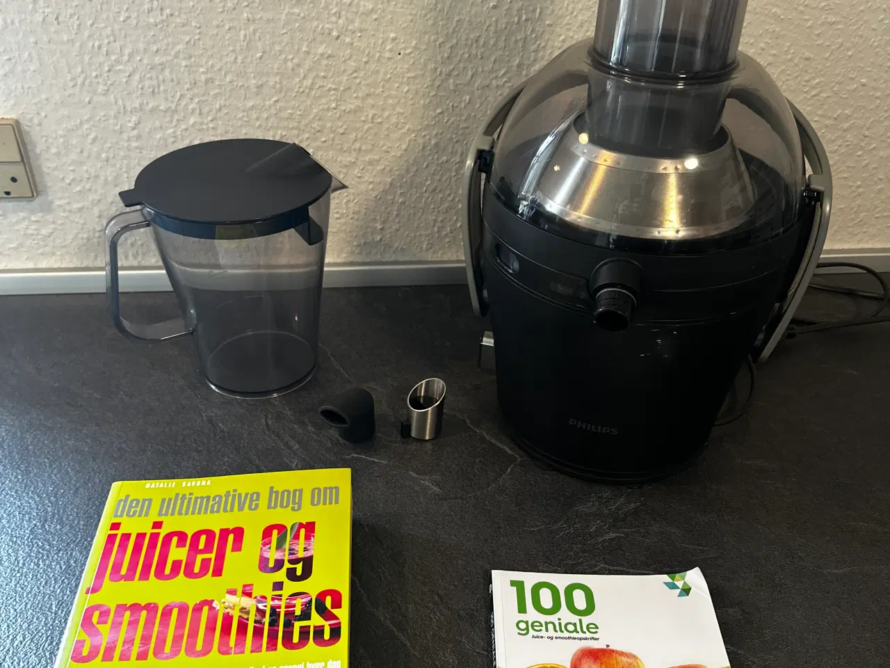 Billede 1 - Phillips Juicer med udstyr og bøger