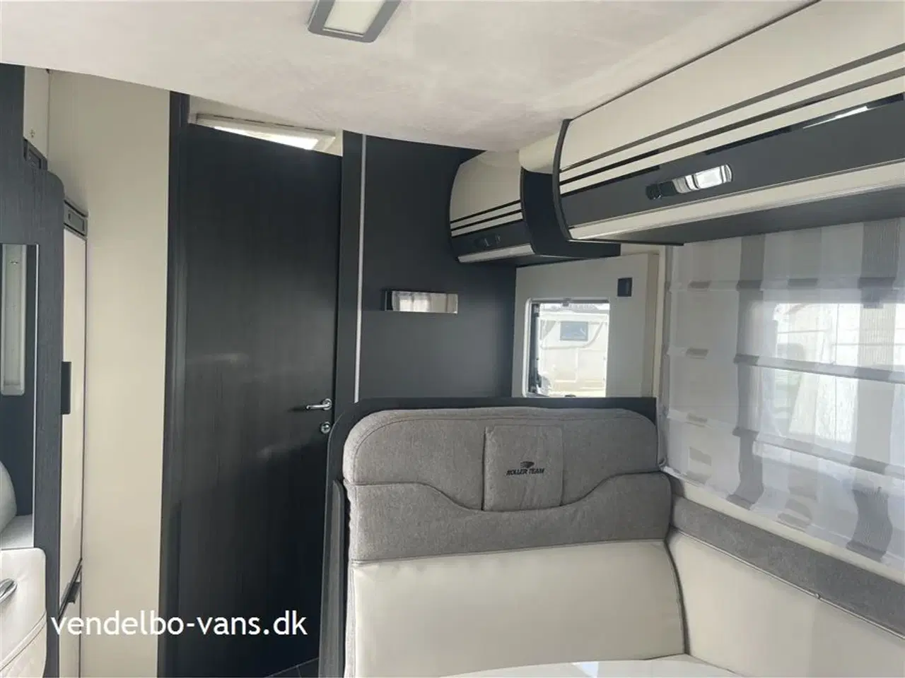 Billede 16 - 2024 - Rollerteam Kronos 265TL Selekt   Højdejusterbar fritstående dobbeltseng i bag og el-seng under loftet over siddegruppen - 5 S. selepladser