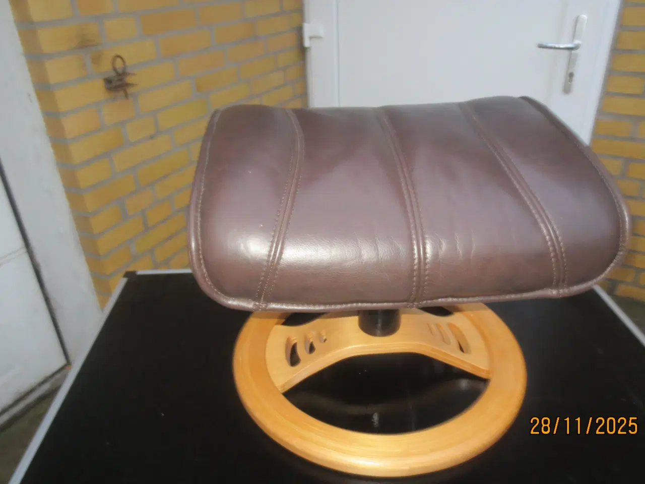Billede 4 - 1 stk Fodskammel med Mørkebrun læder