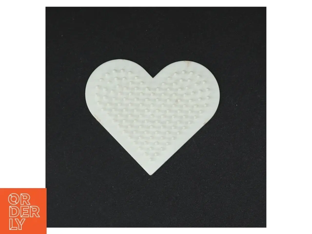 Billede 1 - Hjerteformet Perleplade fra Hama (str. 9 x 8 cm)