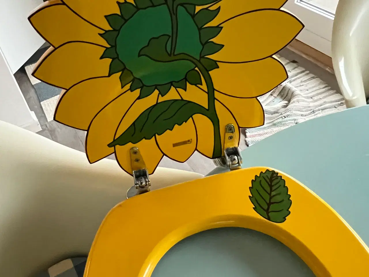 Billede 3 - Toiletsæde i træ med solsikke