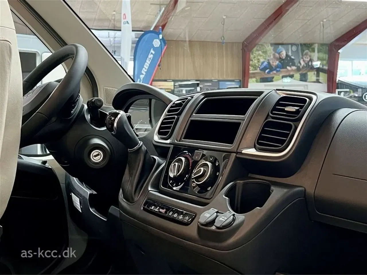 Billede 7 - 2025 - LMC Cruiser V646   LMC Cruiser V646 70års jubilæums med 2 enkelt senge og Automatgear.