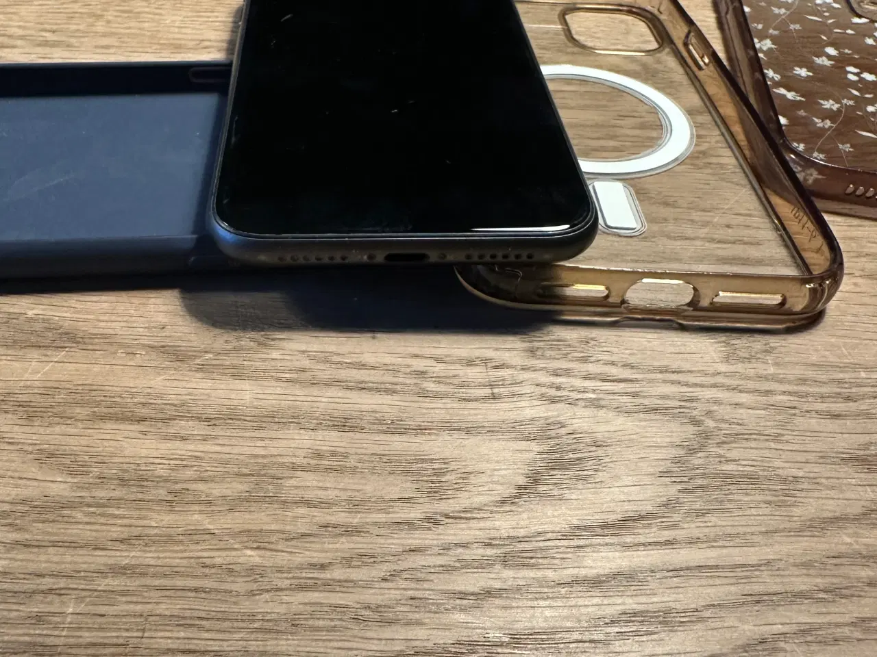 Billede 9 - iPhone 11 med kabel, oplader, covers mm.