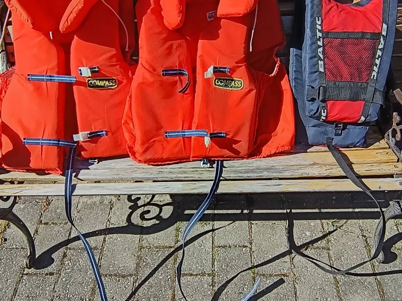 Billede 1 - Redningsveste - to til voksne samt en til barn