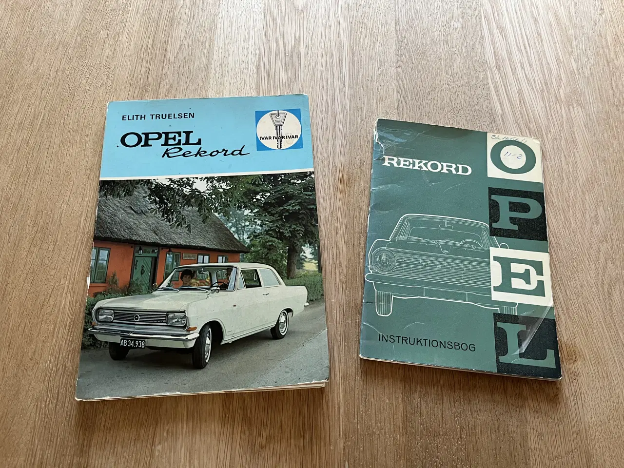 Billede 1 - Motorbog og instruktionsbog.