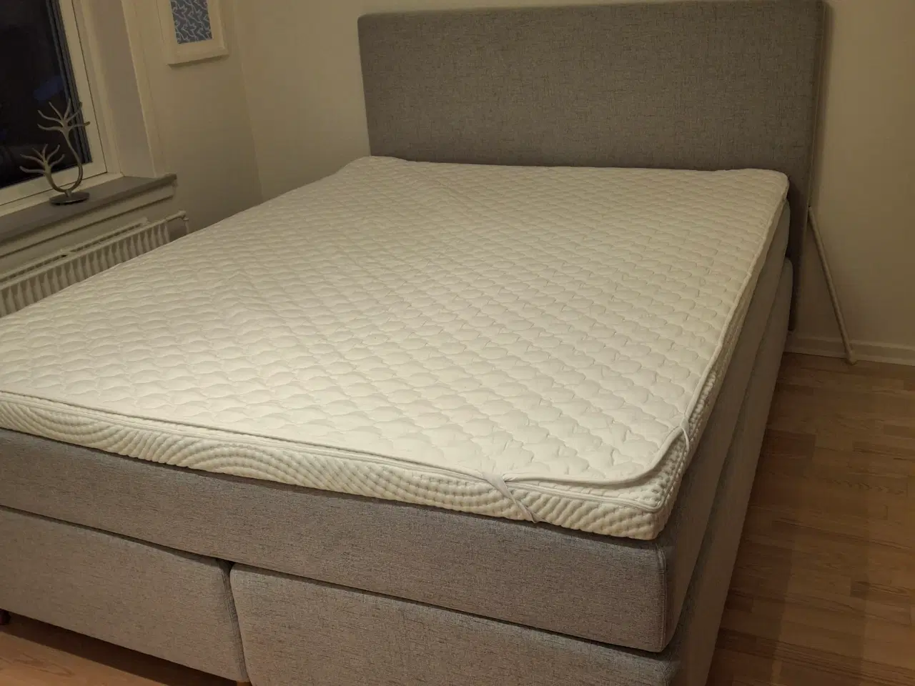 Billede 1 - Super lækker grå kontinentalseng incl. Sengegavl