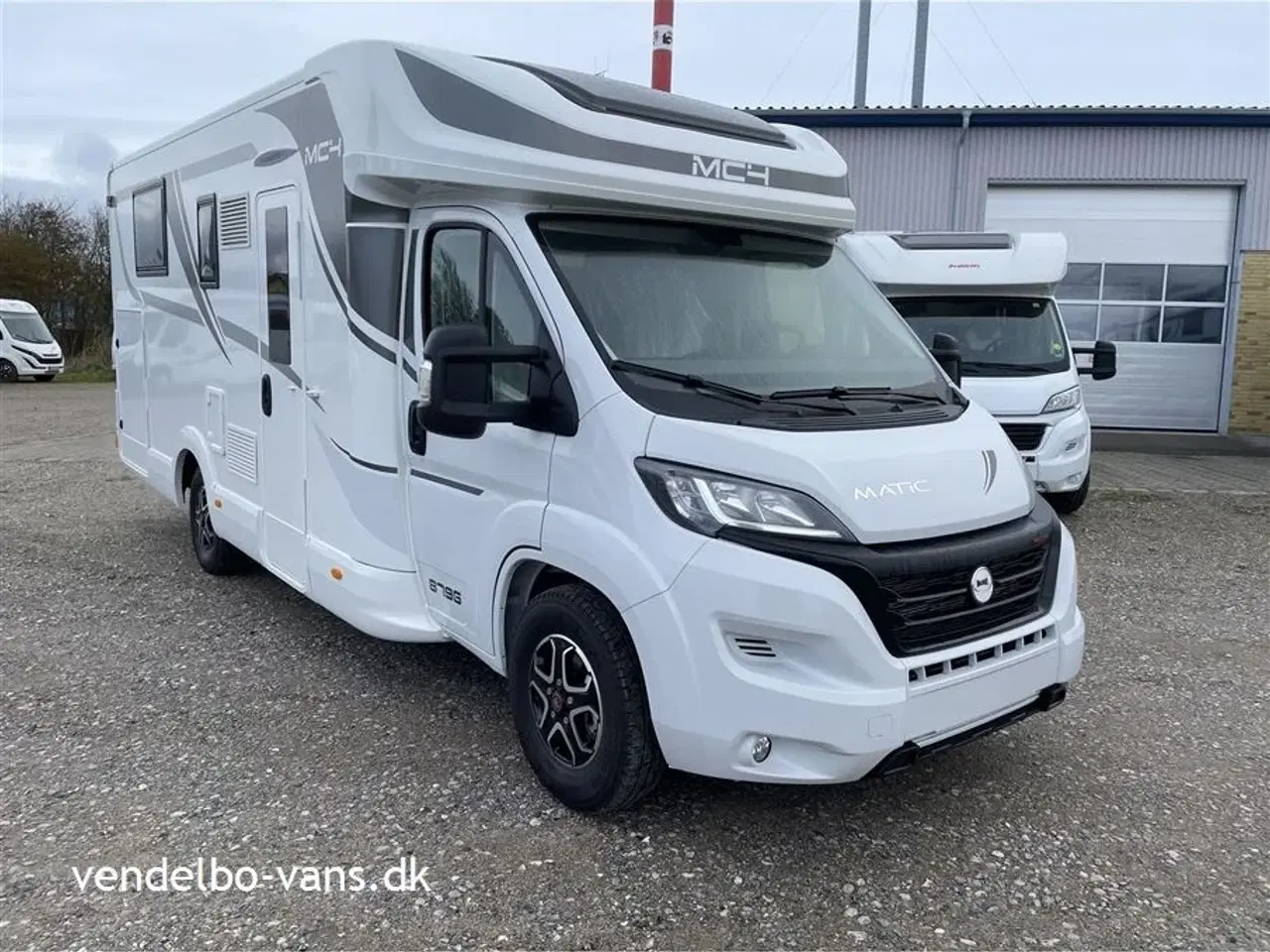 Billede 1 - 2026 - McLouis Mc4 879 G   Centralseng med stor garage - Automatgear