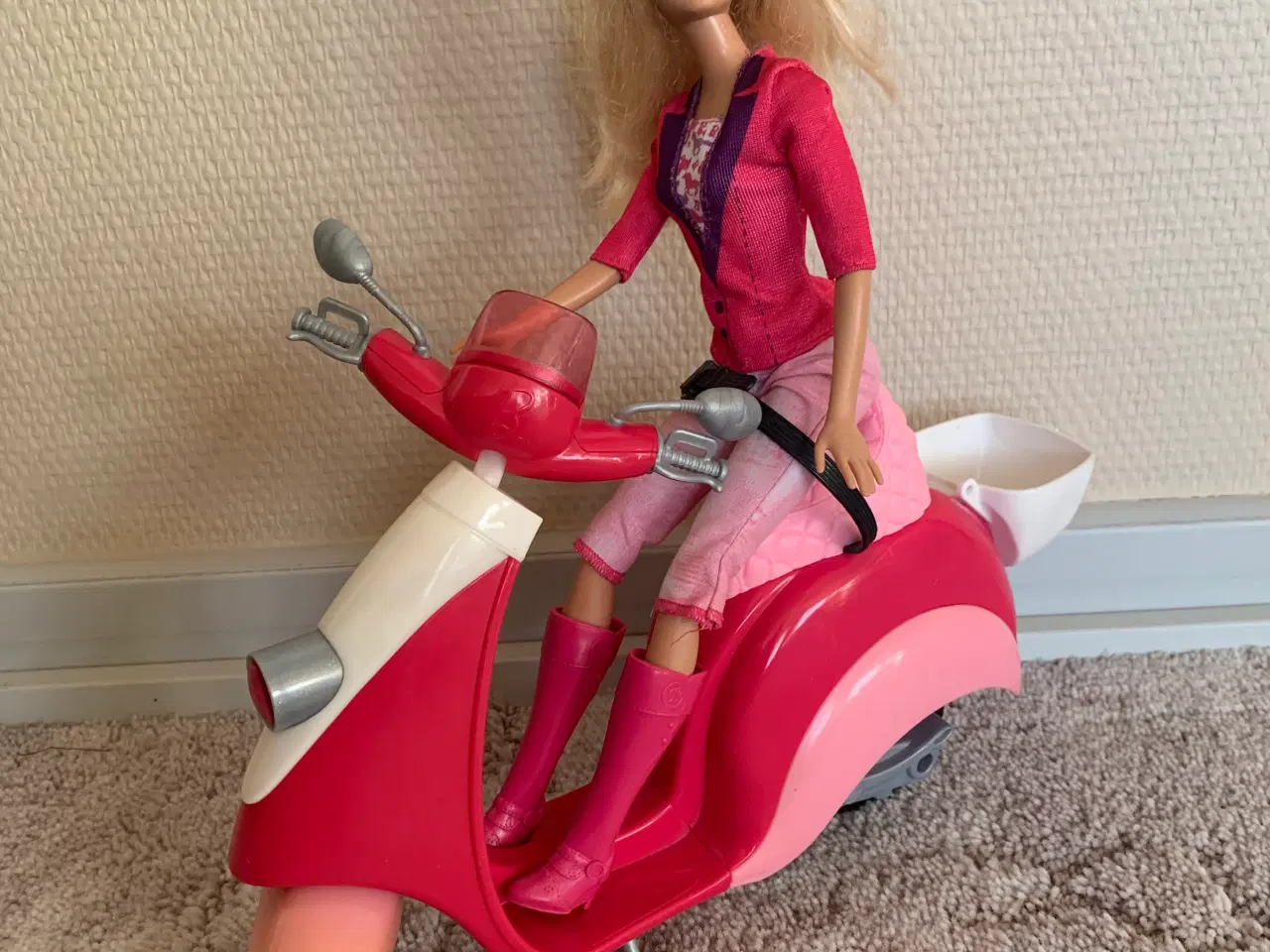 Billede 1 - Barbie på scooter.