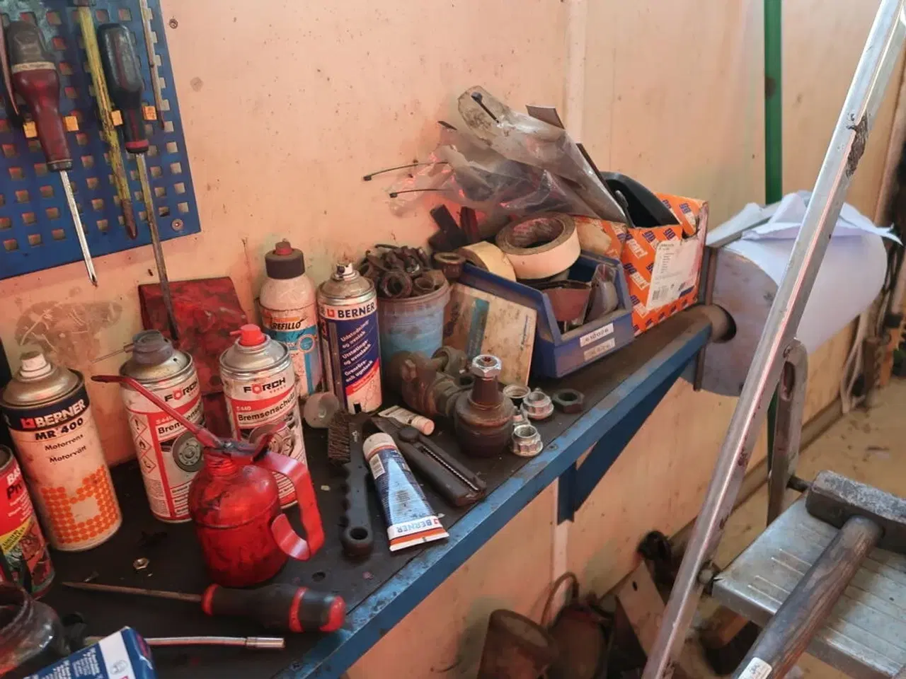 Billede 8 - Arbejdsbord med skrue samt div. Værktøj m.m.