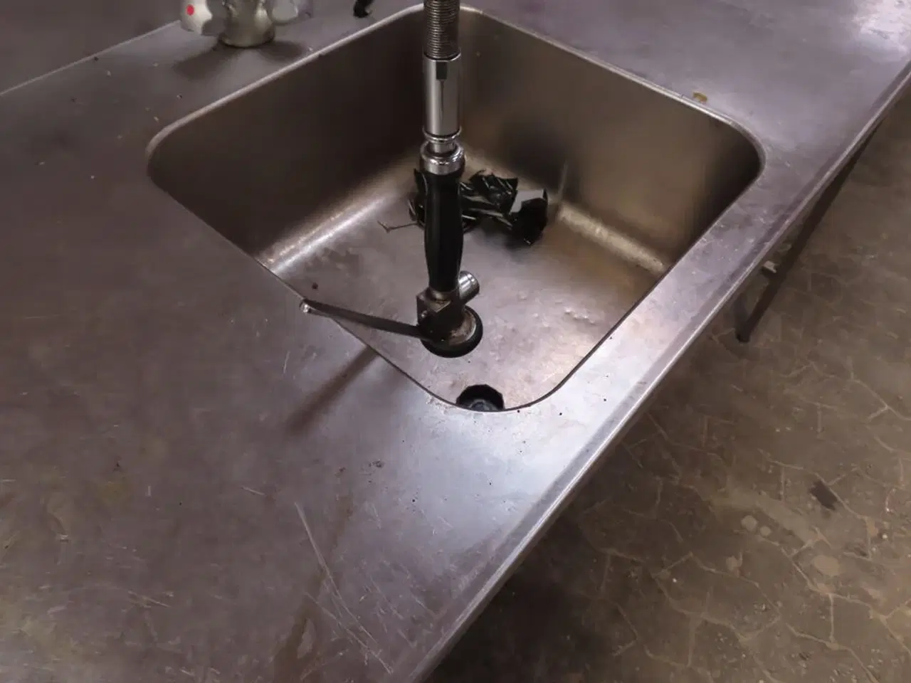 Billede 4 - Industri køkkenbord med vask og armatur