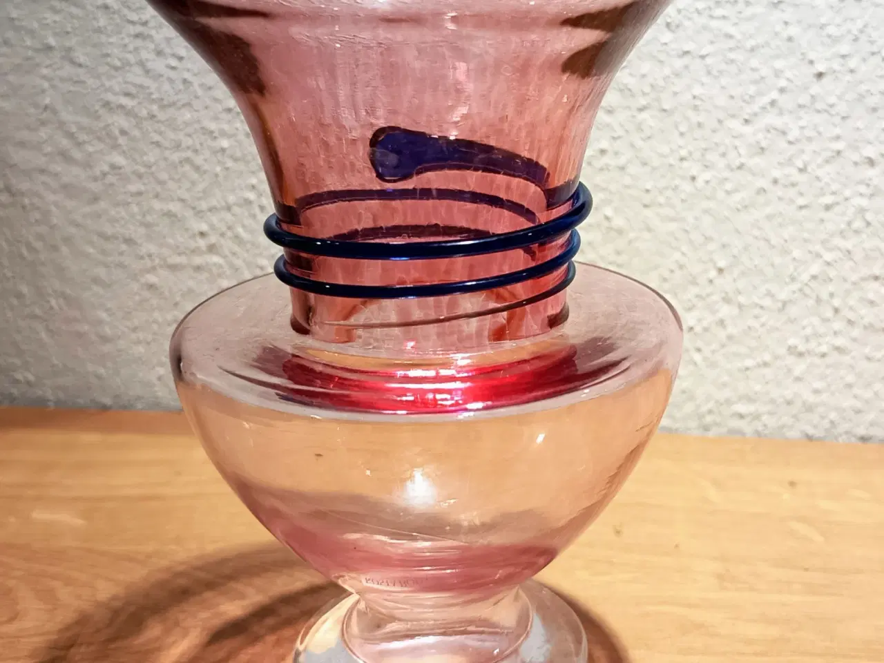 Billede 2 - Monica  Backström - flot glasvase -Kosta Boda