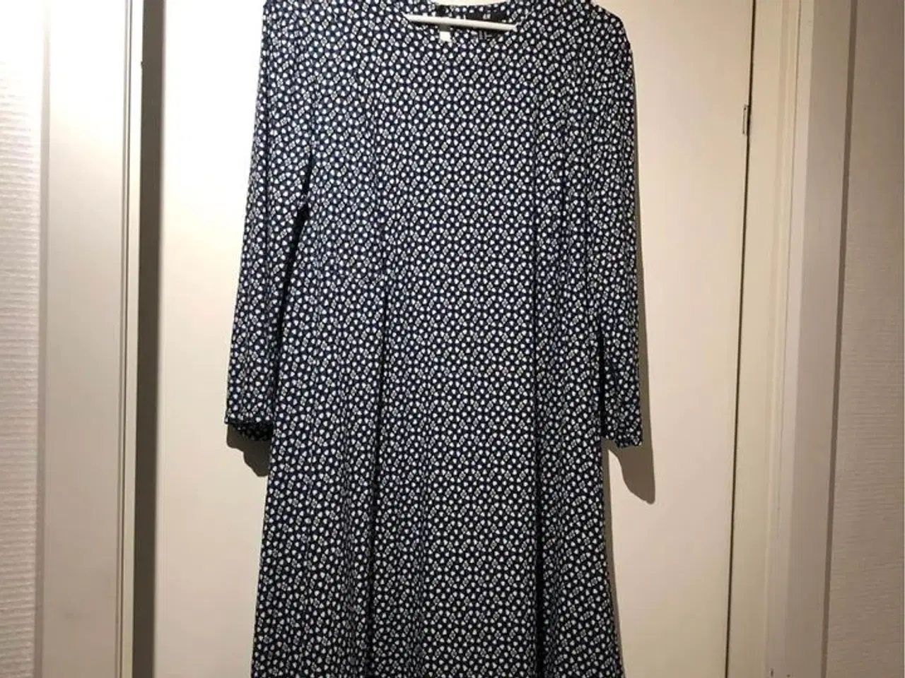 Billede 1 -  H&M kjole - Str. 42
