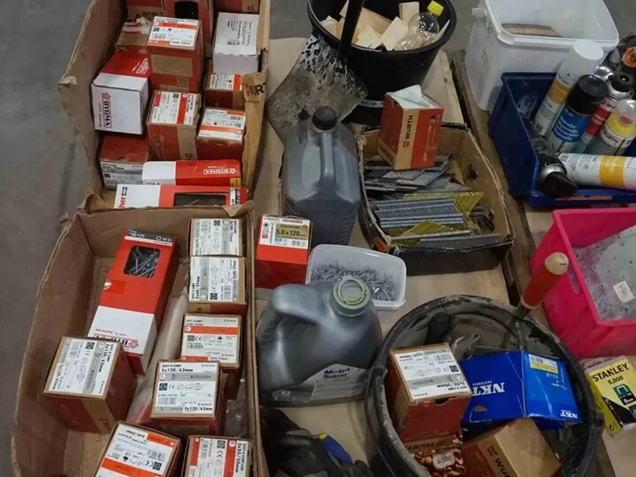 Billede 2 - 2 paller med hyldevarer fra firmabil