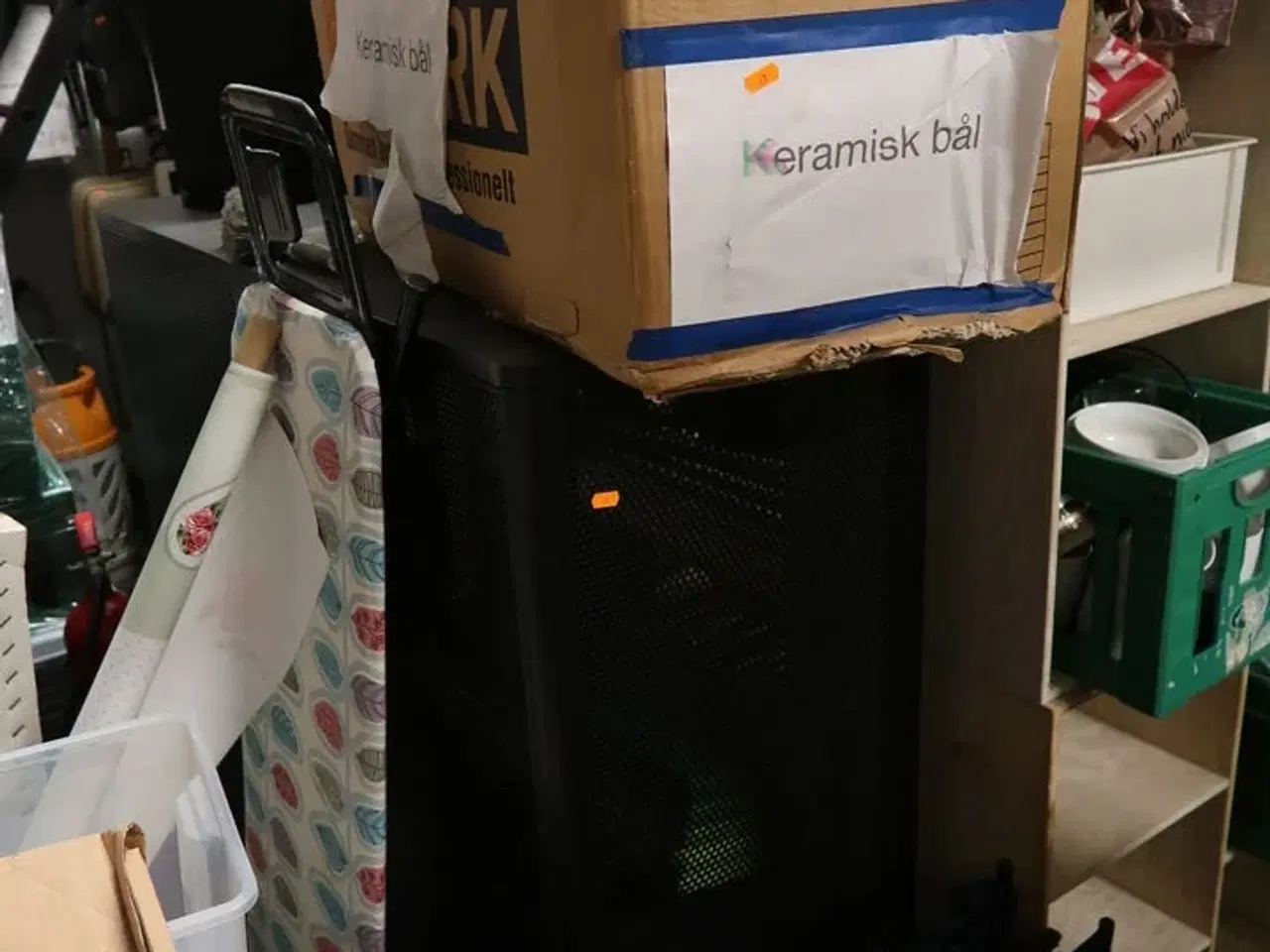 Billede 5 - 2 stk. reoler med forlængerledninger, trækvogn m.m.