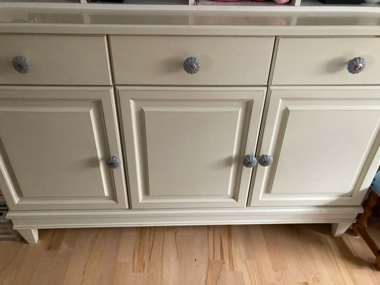 Billede 1 - Skænk i cremefarvet