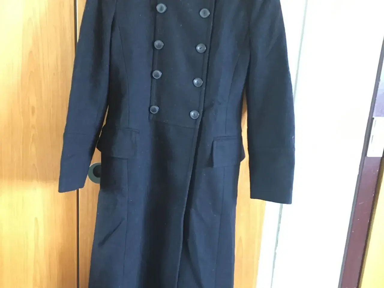 Billede 1 - Flot sort uld jakke til salg