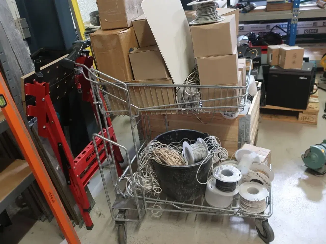 Billede 1 - Indkøbsvogn med indhold