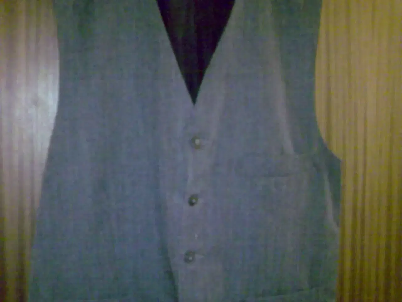 Billede 1 - vest i gråmeleret uld, med sort ryg