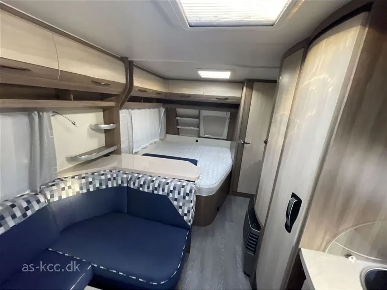 Billede 4 - 2017 - Hobby De Luxe 560 KMFe   Hobby De Luxe 560 KMFE årg. 2017 incl. 6 sovepladser, 6 siddepladser, Nyt Isabella Commodore Dawn 2024, mover, Eclipse12v tv, Sun Blue med stænger