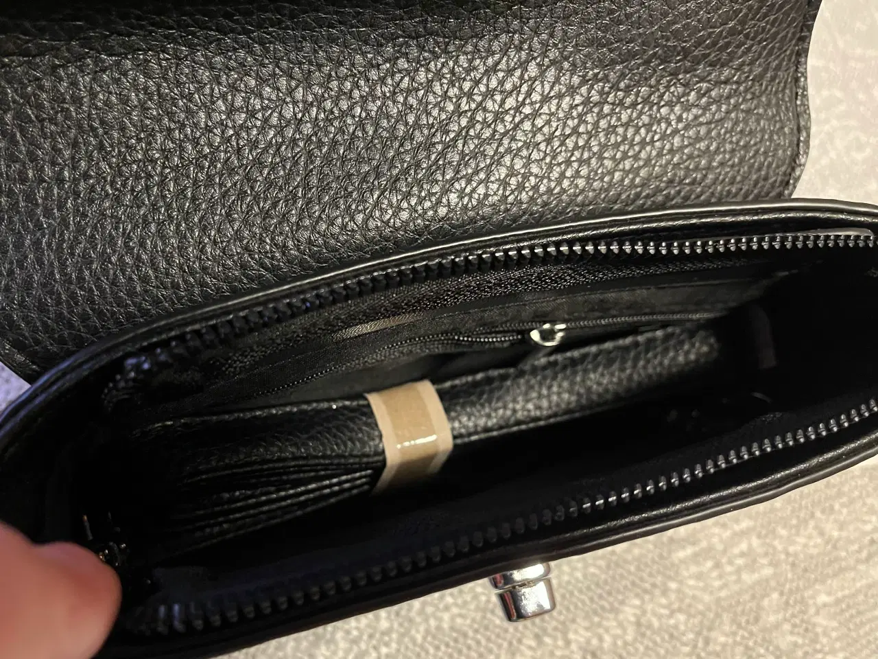 Billede 3 - Lille sort / hvid taske