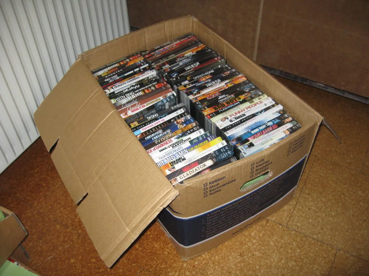 Billede 2 - Flyttekasse med 150 DVDer til KUN 250kr