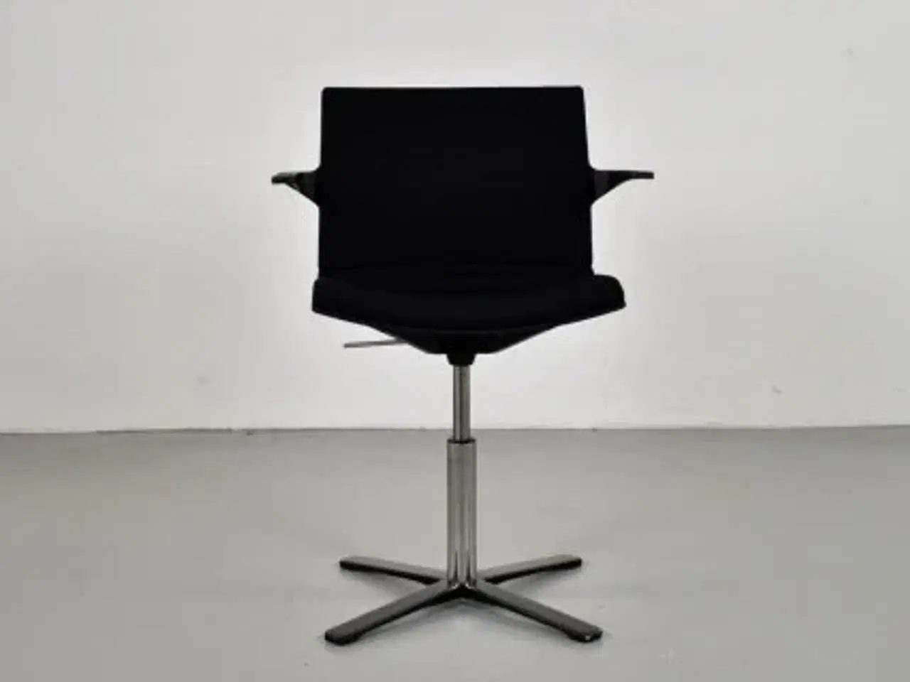Billede 1 - Dynamobel konferencestol med sort polster og armlæn