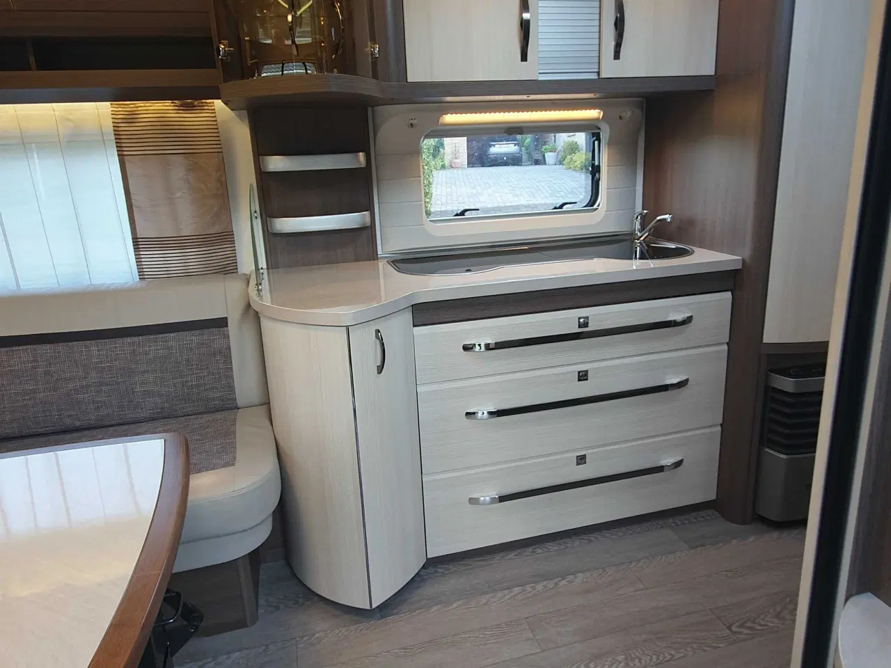 Billede 2 - Campingvogn med køjer.