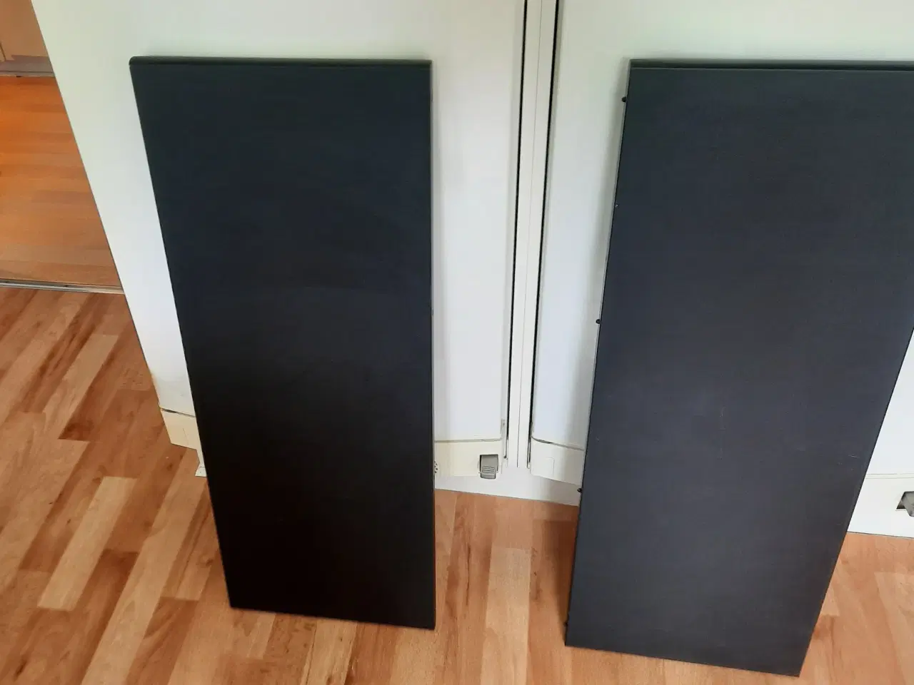 Billede 3 - Sortmalet spisebord i fyyretræ  