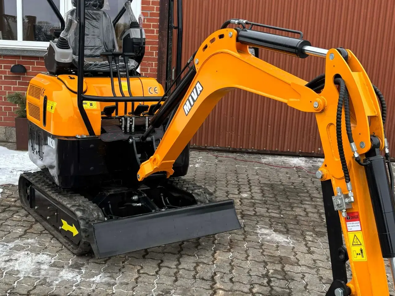 Billede 1 - - - - Miva fabriksny 1800kg minigraver