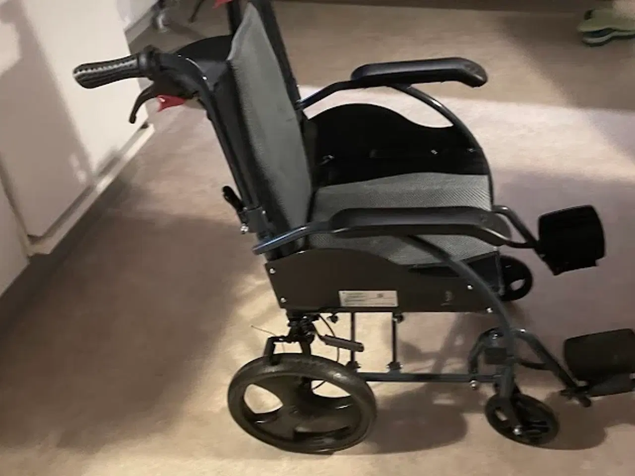 Billede 1 - Kørestol til brug in dørs