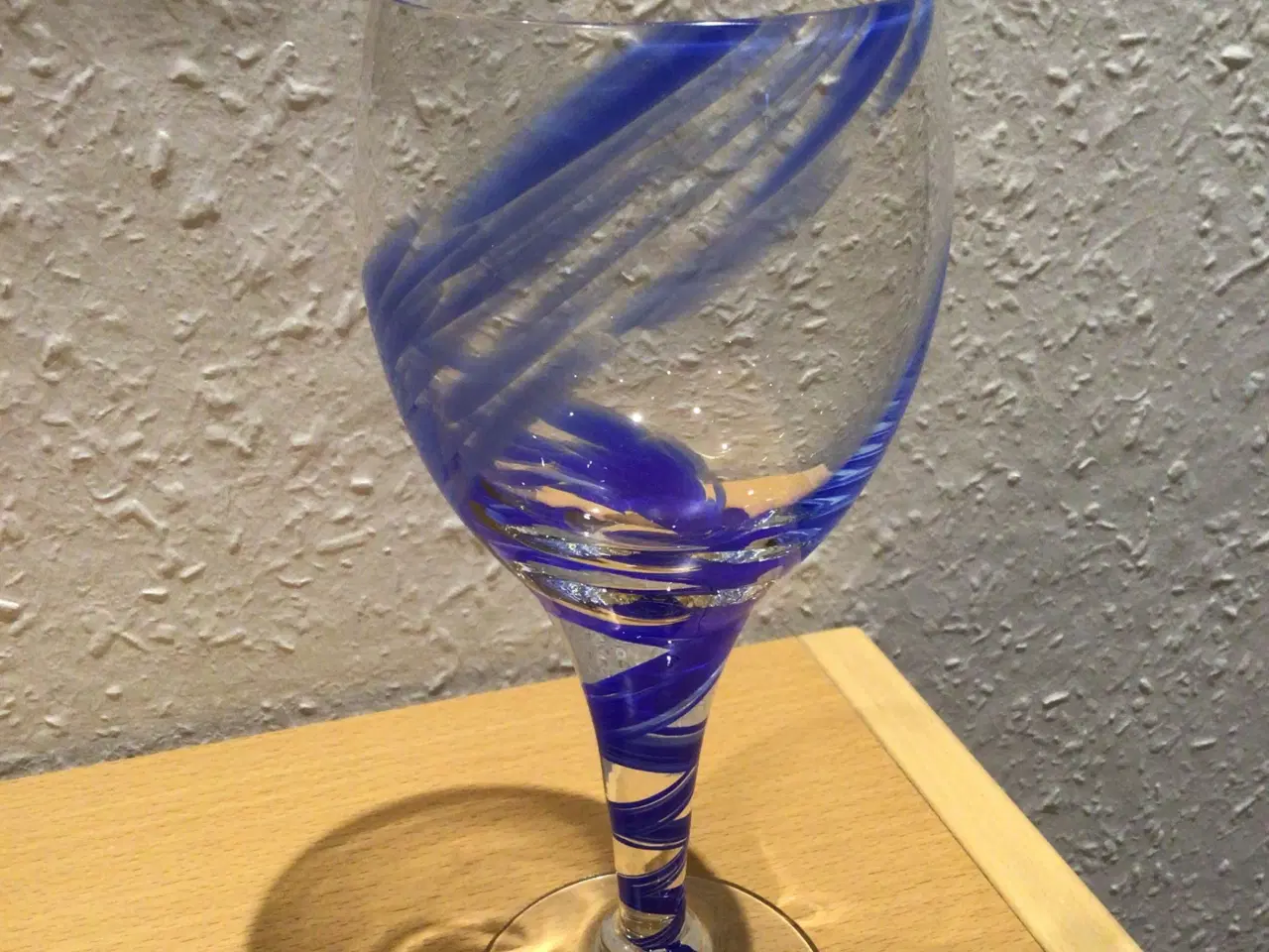 Billede 1 - Mundblæst vinglas på fod med koboltblå mønster