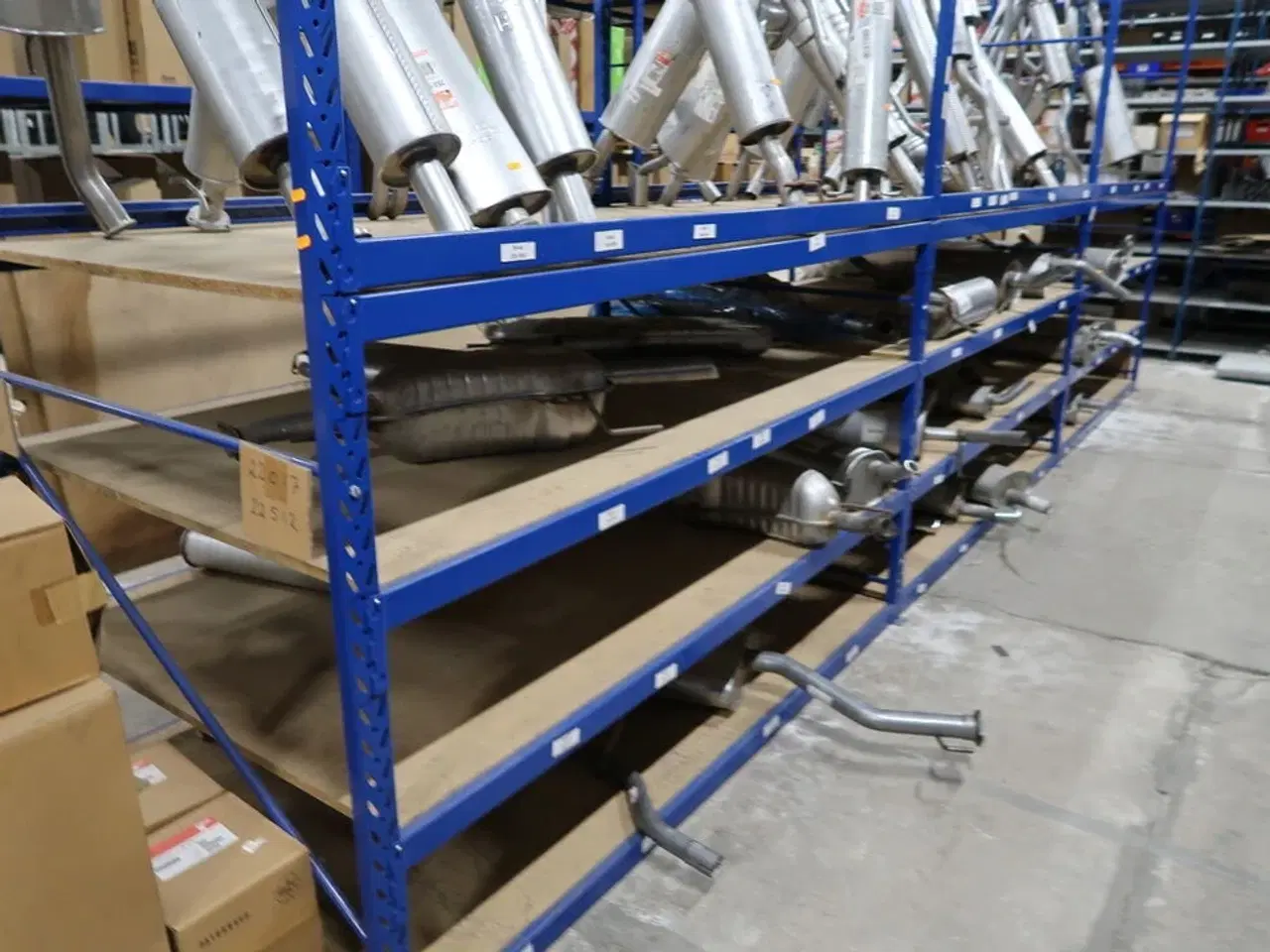 Billede 3 - Reol til udstødninger