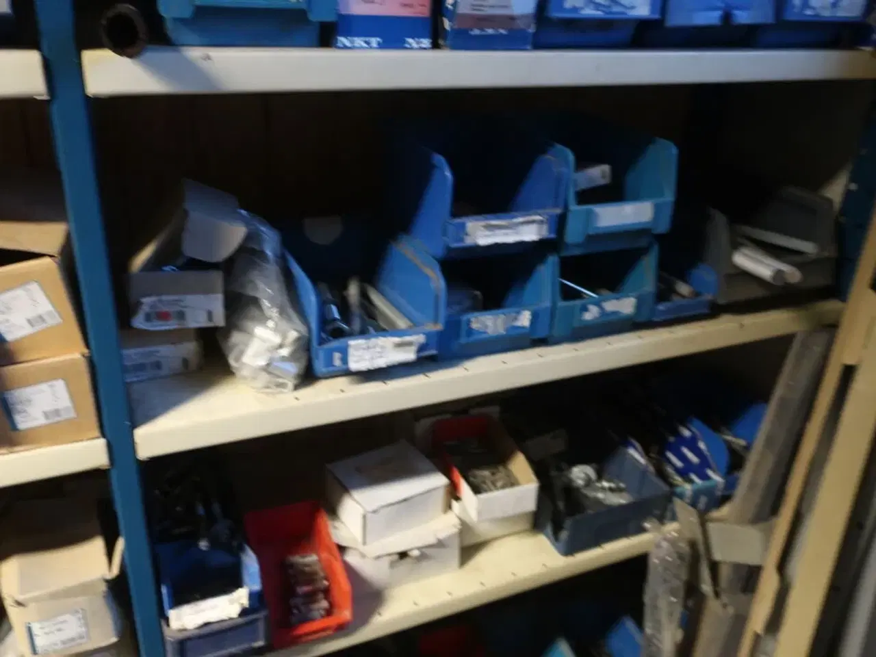 Billede 9 - 4 fag reoler inkl. indhold (se billeder)