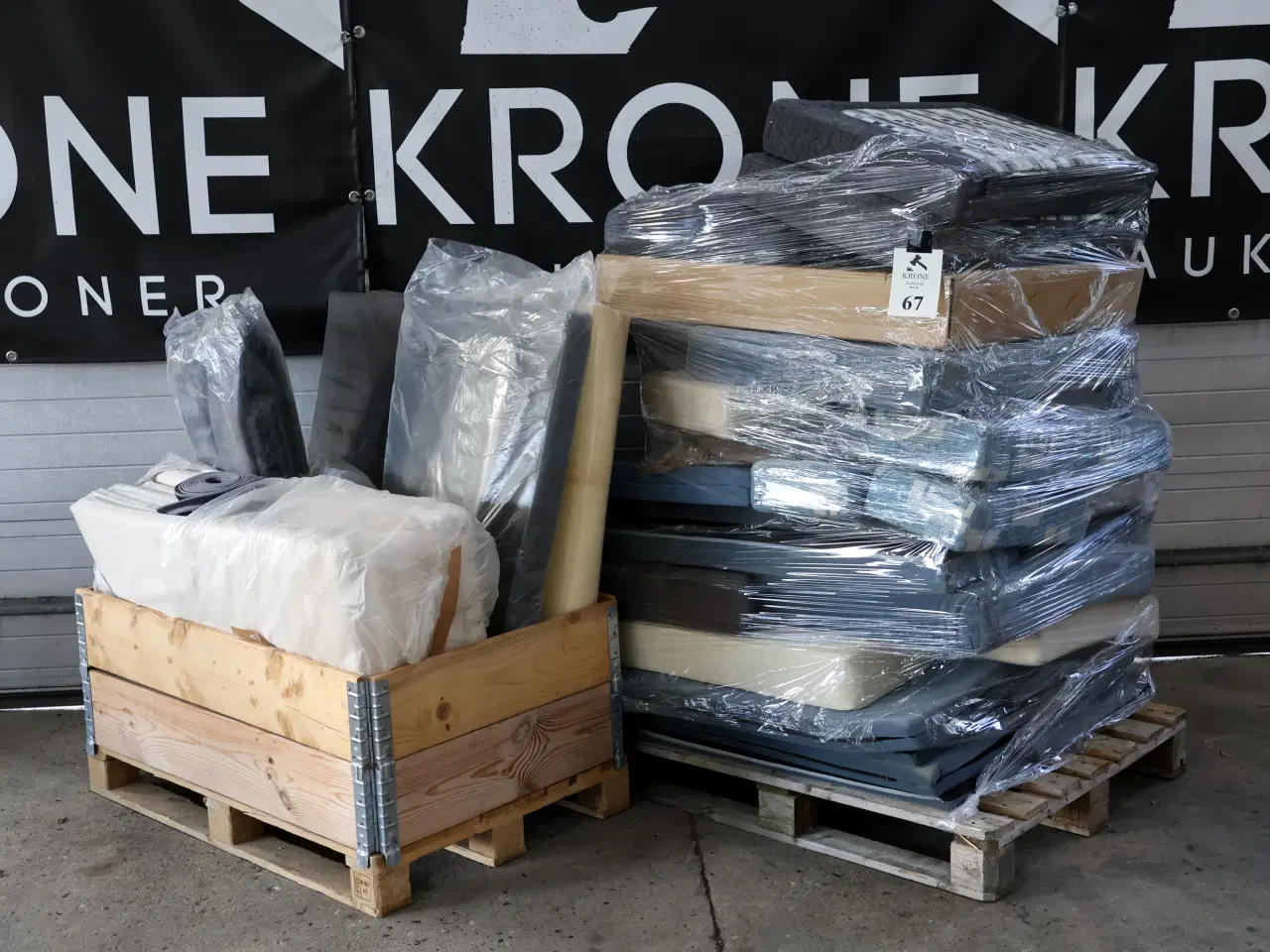 Billede 1 -  Paller med diverse Hynder.