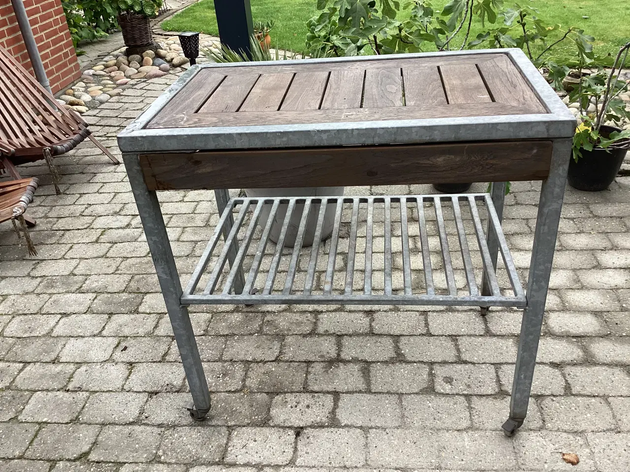 Billede 2 - Havebord + 5 stole + anrettebord