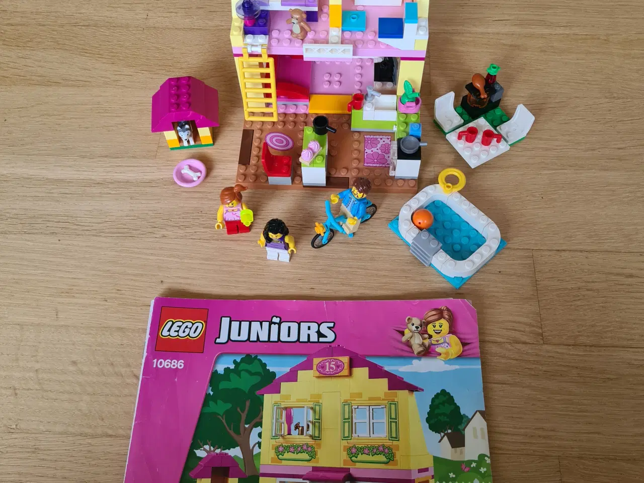 Billede 3 - LEGO 10686 Familiehus (med tre minifigurer)