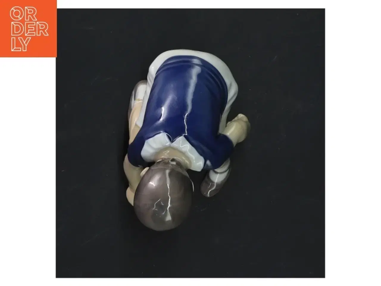 Billede 3 - Keramisk figur af knælende barn fra B&G (str.  9x10 cm)