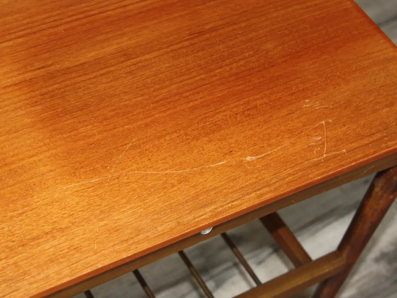 Billede 6 - Super flot teak træ tv/side bord med hjul defekt